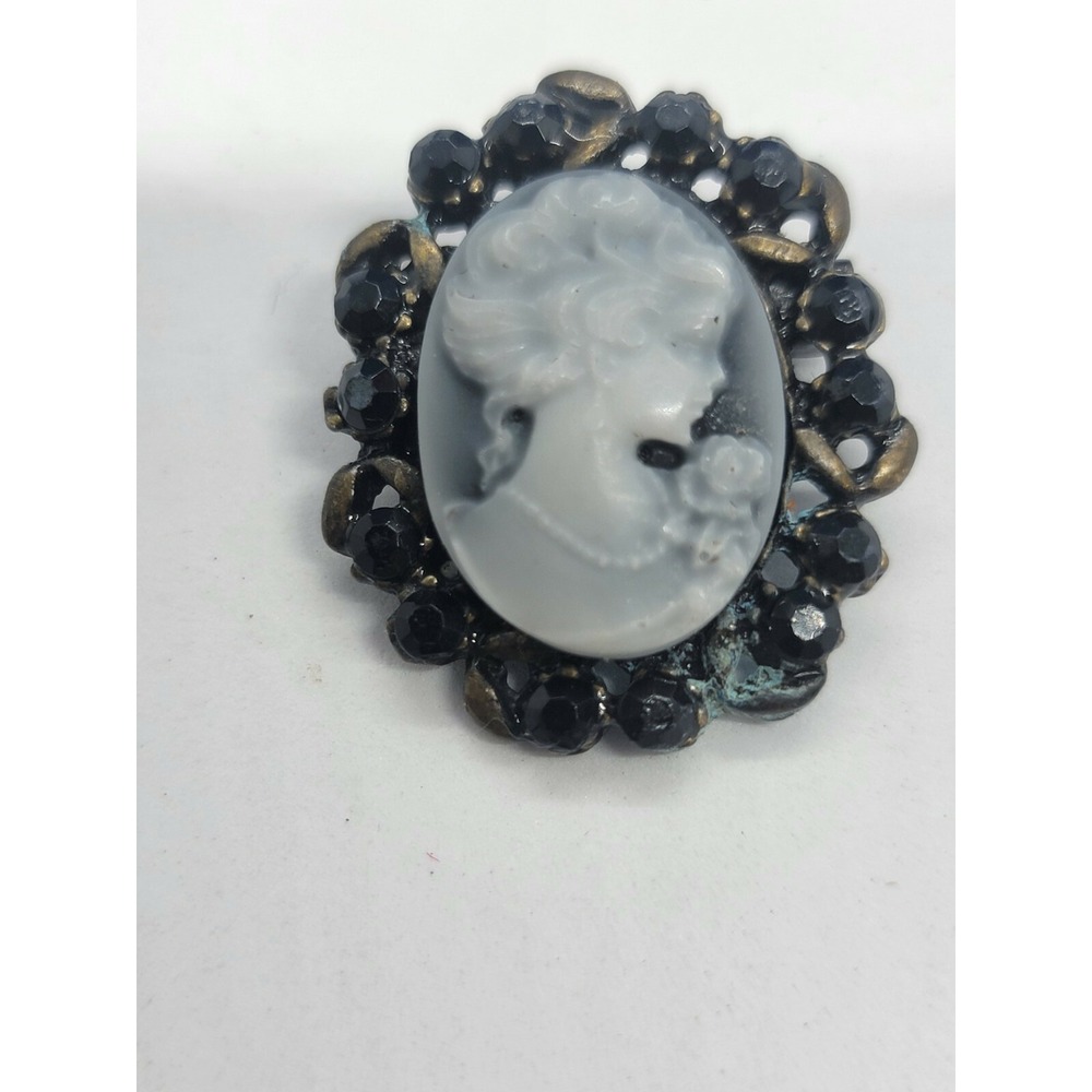 Vintage Blue And White Cameo Brooch Pin With Dark Blue Stones has Damage - Picture 2 of 10